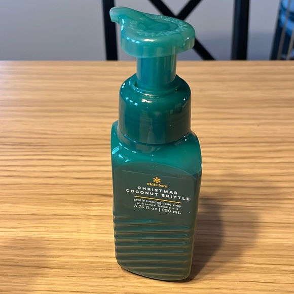 Bath & Body Works Gentle Foaming Hand Soap. Christmas Coconut Brittle. - Picture 2 of 3